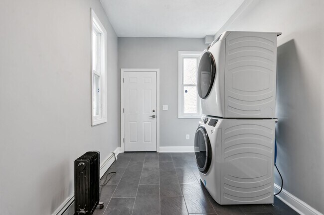 Building Photo - Brand New Remodel - 4BR / 2BA Home in Manchester - In-Unit Laundry, Convenient Location - Availab...