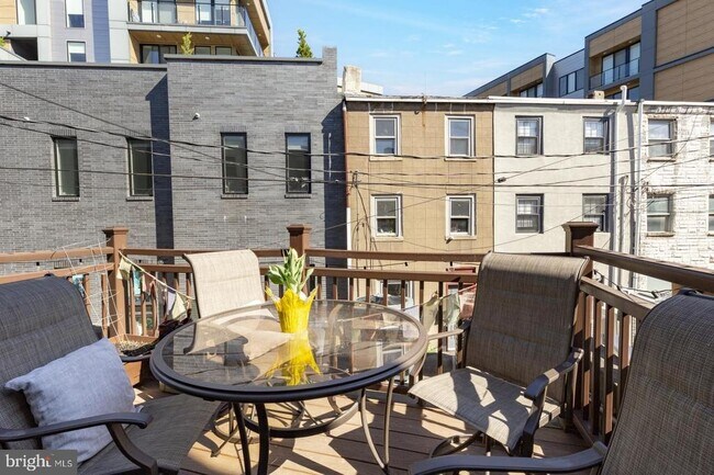 Building Photo - 221 W Girard Ave