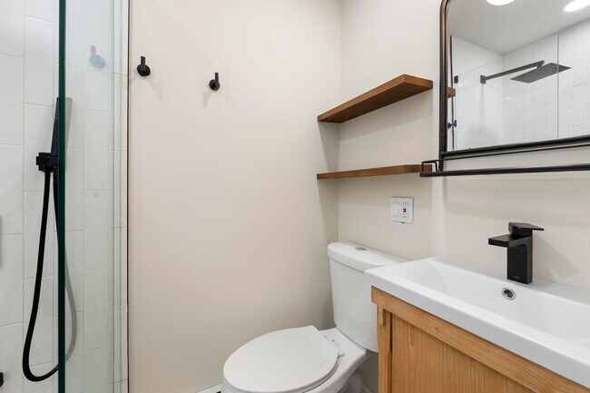 Building Photo - 208 7th St