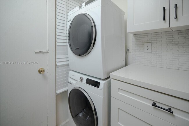Building Photo - 9210 Fontainebleau Blvd