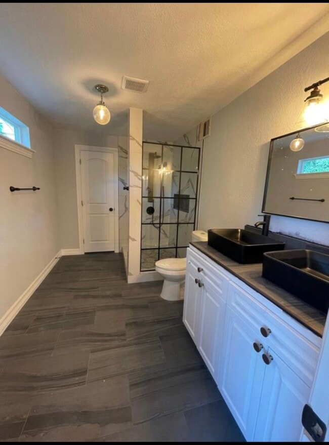 Building Photo - 425 Plymouth St