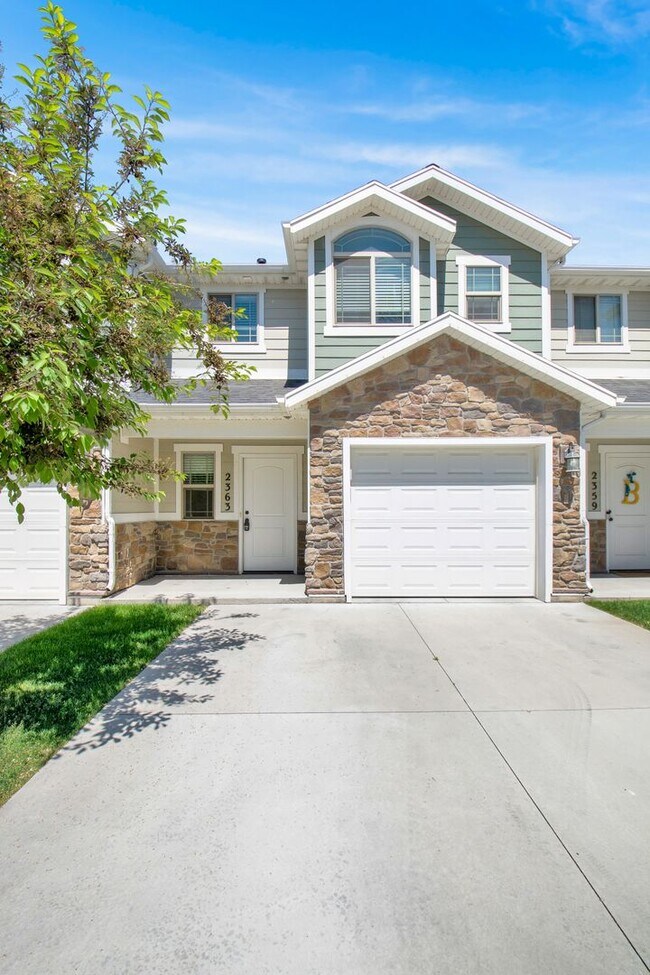 Building Photo - Beautiful 3 Bed, 2.5 Town Home in West Haven, Pet Friendly! Available on April 22nd!