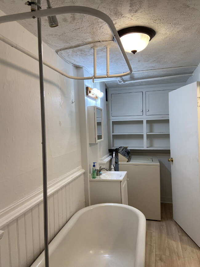 Building Photo - Spacious 3 bed 1 bath, bright & cheery apa...