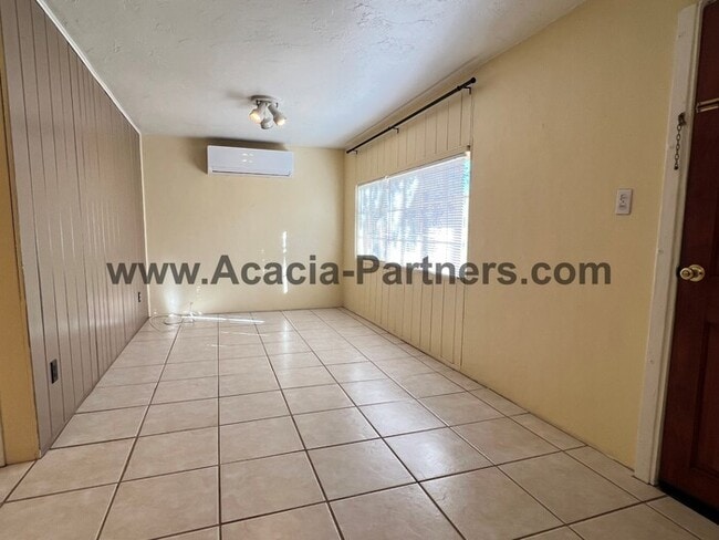 Building Photo - Centrally located Two Bedroom Home