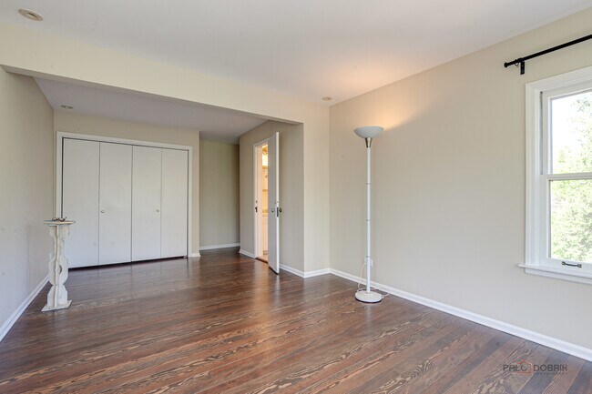 Building Photo - 544 Ravine Ave