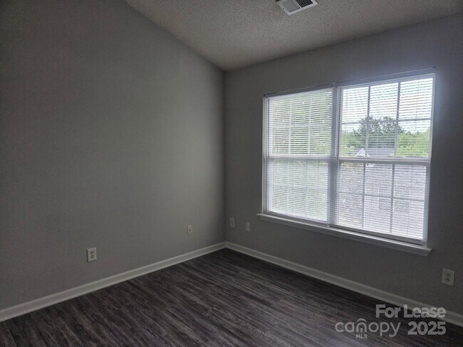 Building Photo - 105 Lynch Cir