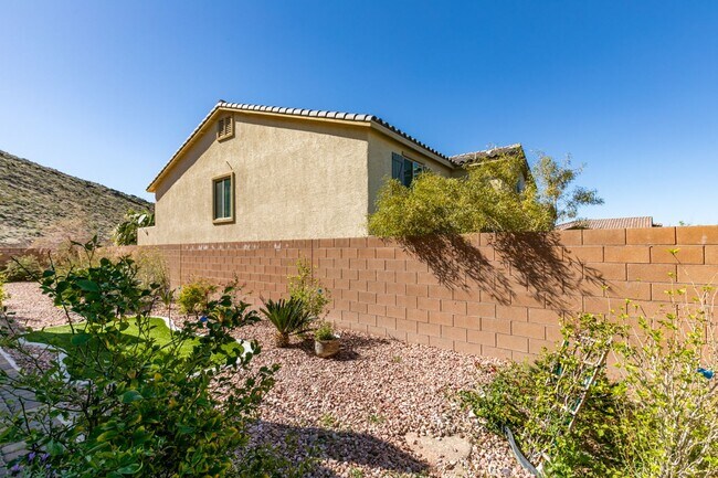 Building Photo - Beautiful Next-Gen Home with Private Entry Suite & Spacious Backyard