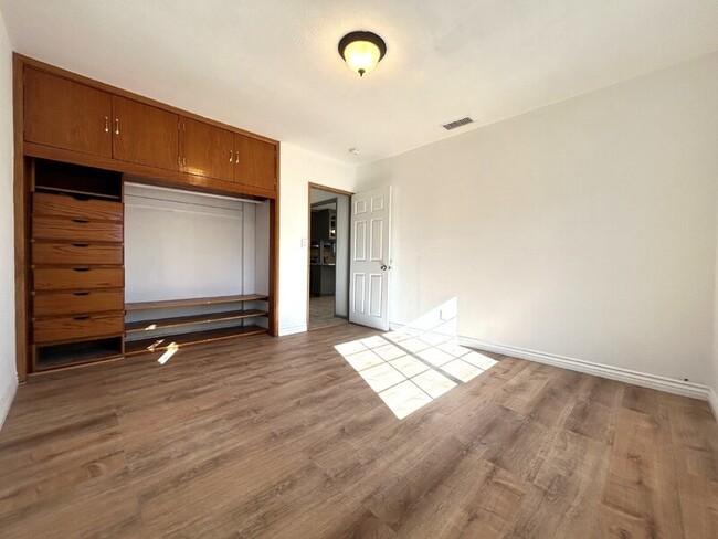 Building Photo - 439 W Buckthorn St