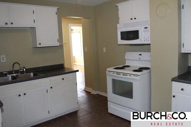 Building Photo - 2 Bedroom/ 1Bath Available