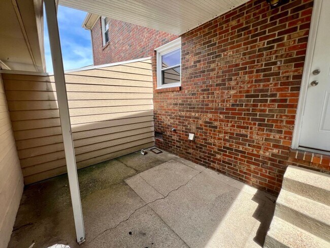 Building Photo - 860 Village Ct