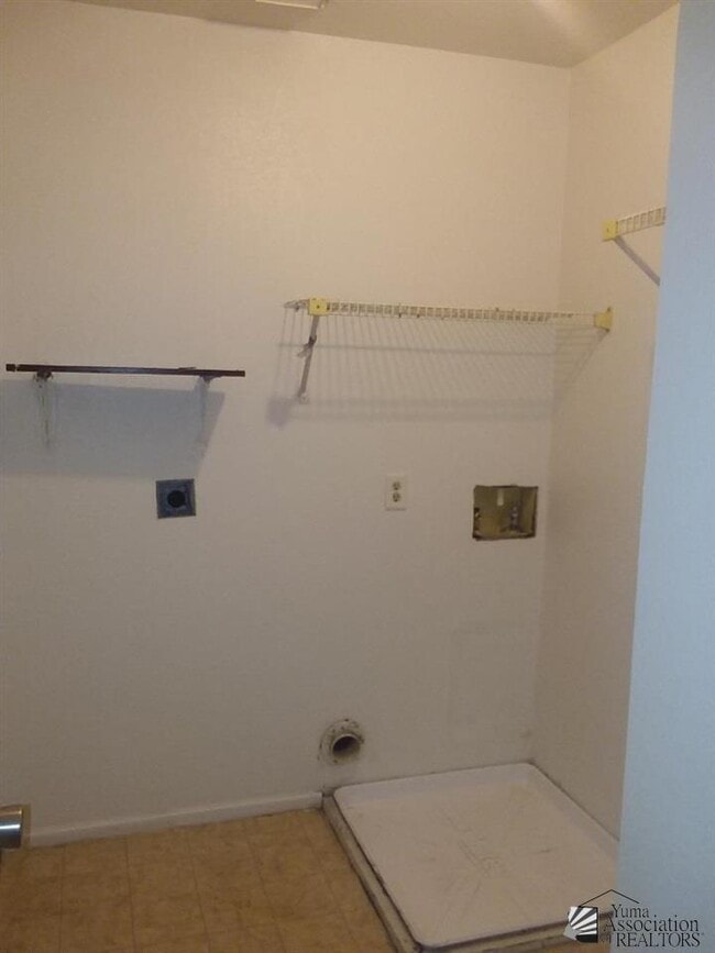 Building Photo - 833 S Avenue A