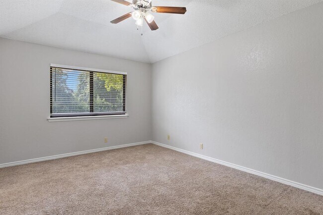 Building Photo - 506 Lakeway Dr