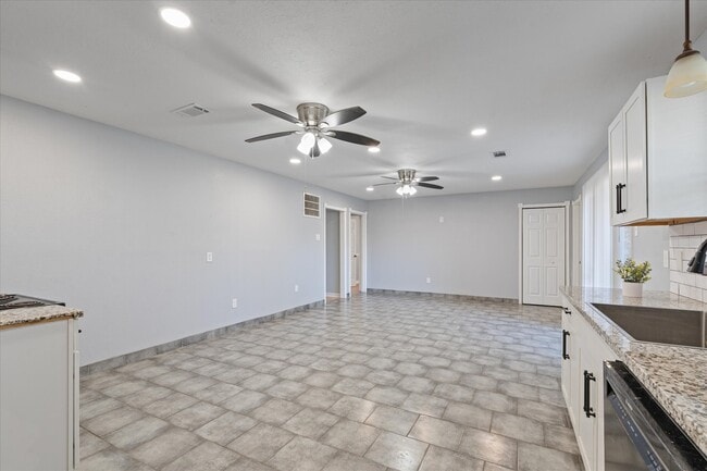 Building Photo - 906 Alyse St