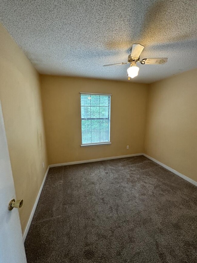 Building Photo - 924 Lawton Ct