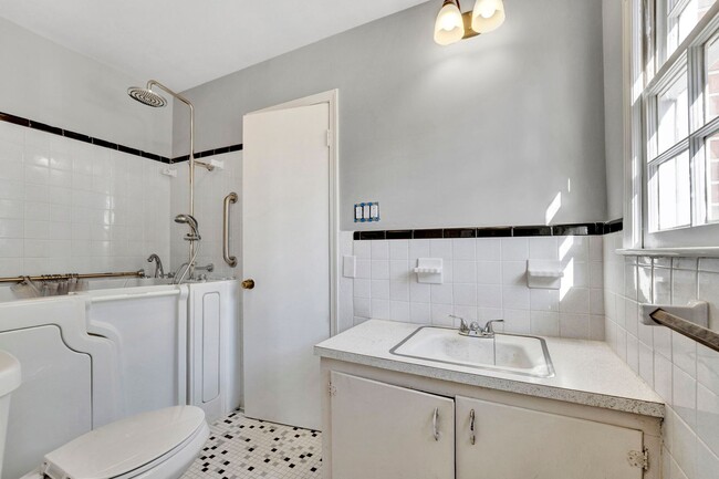 Building Photo - Charming Three Bedroom Home in Gray Court