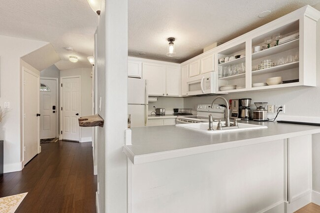 Building Photo - Lovely Row House in Kenton with Fenced Yard and Attached Garage