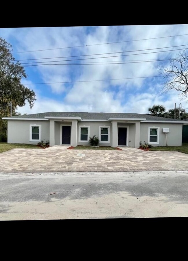 Primary Photo - Lakeland Stella Duplex