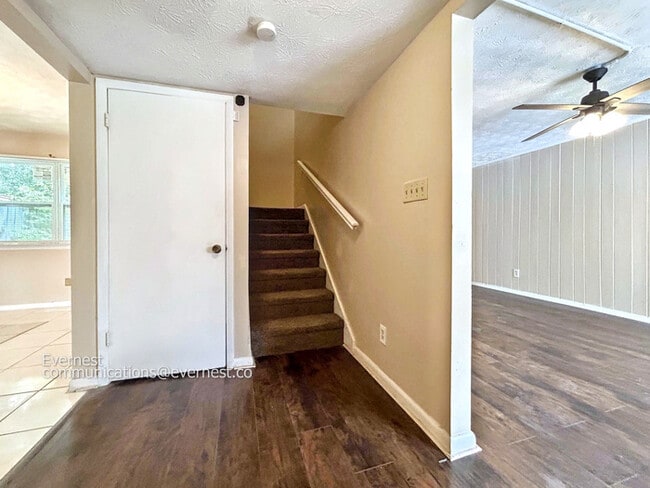 Building Photo - 925 Pine Oak Trail