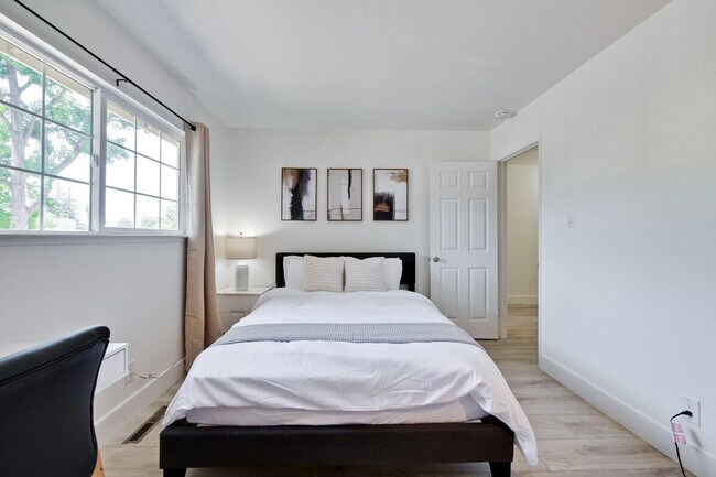 Building Photo - 4000 Rhoda Dr
