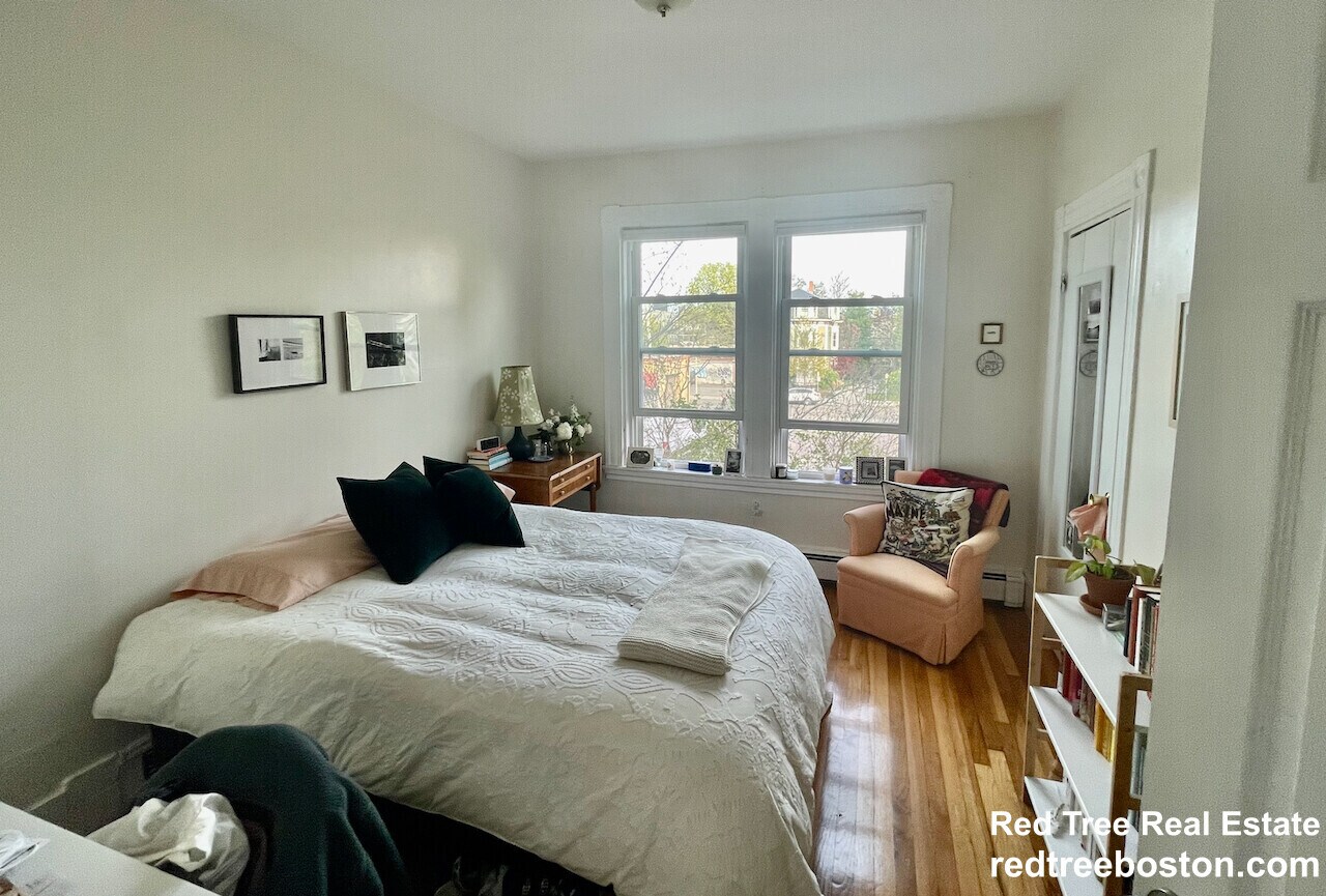 Building Photo - 10 Houghton St