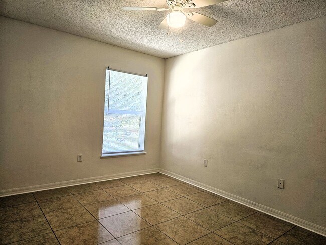 Building Photo - 921 Bristle Cone Ct