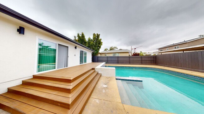 Building Photo - Large 7 RM POOL House on East Falls View! Prime Location! Easily Fits 6-10 People