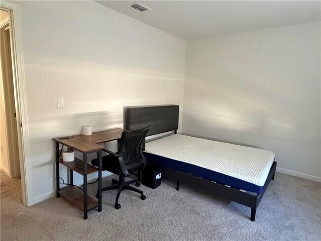 Building Photo - 633 Tudor St