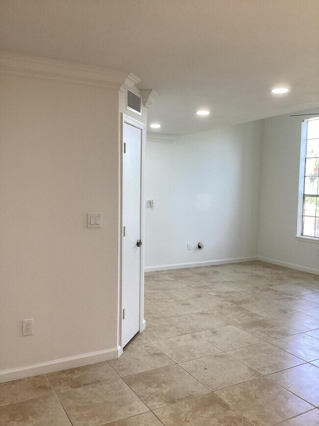 Building Photo - 1385 Crystal Way