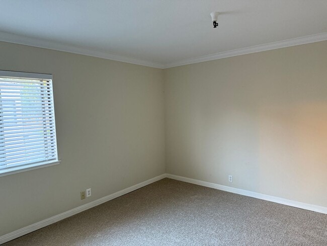 Building Photo - Los Gatos quality condo