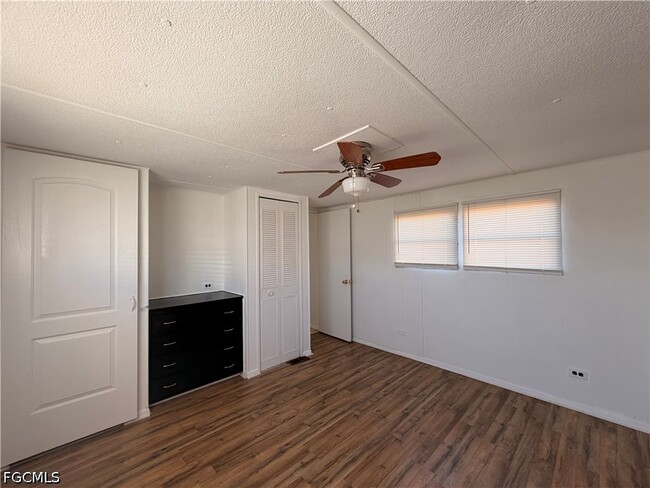 Building Photo - 121 Coachlight Ln