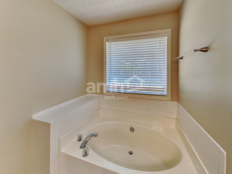 Building Photo - 661 Stonecrest Dr