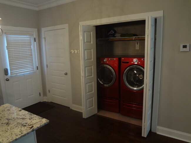 Building Photo - 1220 Pithon St