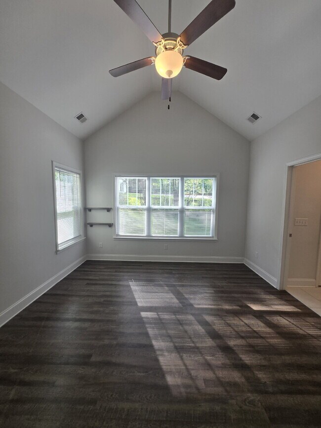 Building Photo - Charming 3-Bedroom Retreat Near Hamilton Place