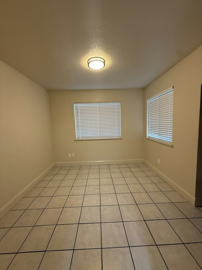 Building Photo - 1725 S Sacramento St