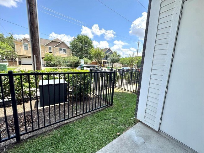Primary Photo - 401 W 25th St