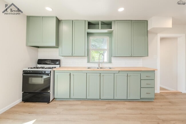 Building Photo - 415 N Oak St