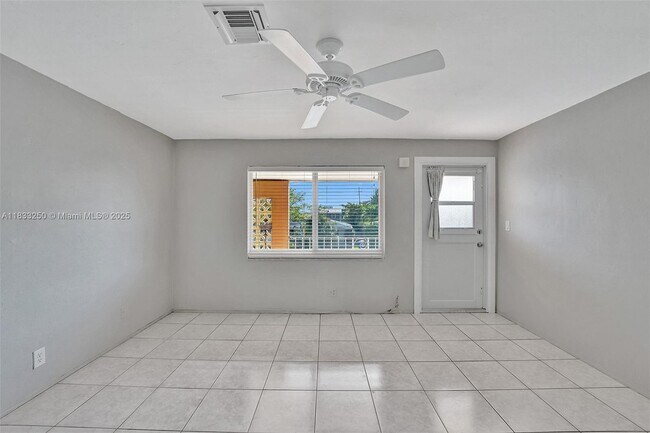 Building Photo - 2909 Middle River Dr