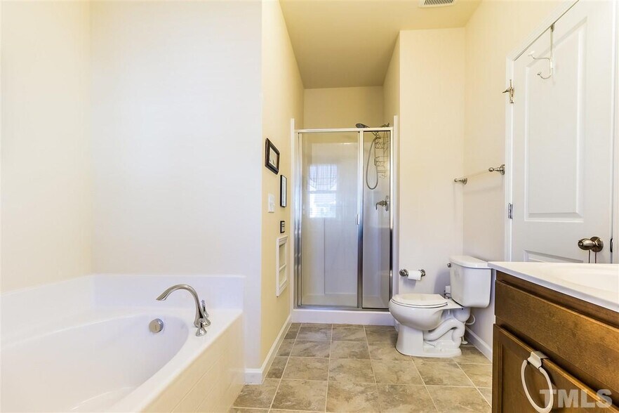 Building Photo - 922 Saratoga Dr