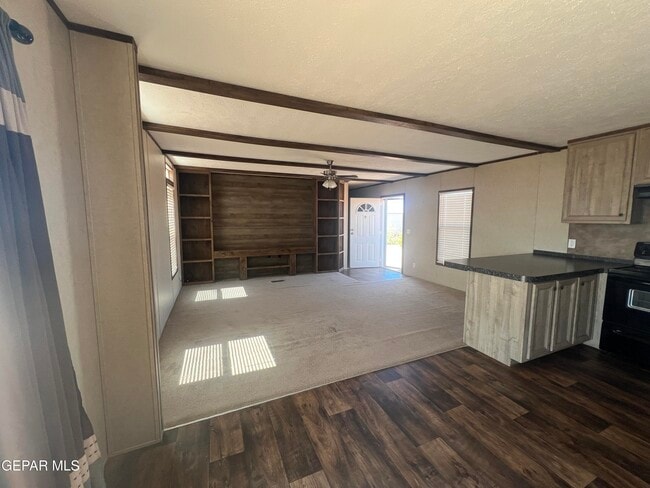 Building Photo - 284 E Wicker Rd
