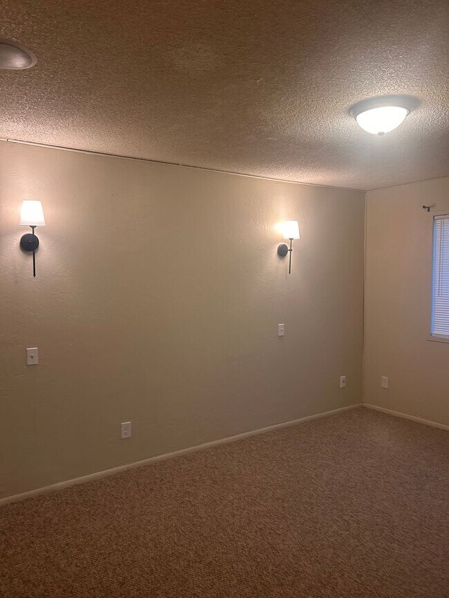 Building Photo - 4 BEDROOM Home w/SPARKLING Pool. $2500.00 Offering Move in Specials