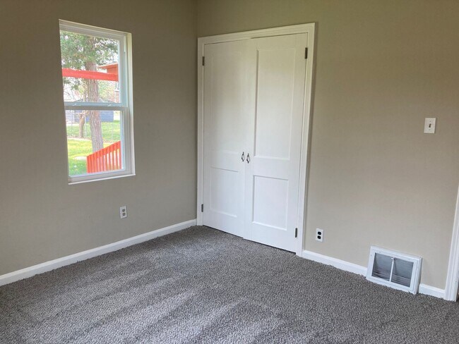 Building Photo - 3 Bedroom 2 Bathroom East Side Home