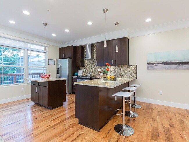 Building Photo - "Spacious Urban Living: Luxurious 4-Bed, 4-Bath Duplex in the Heart of Washington, DC!"