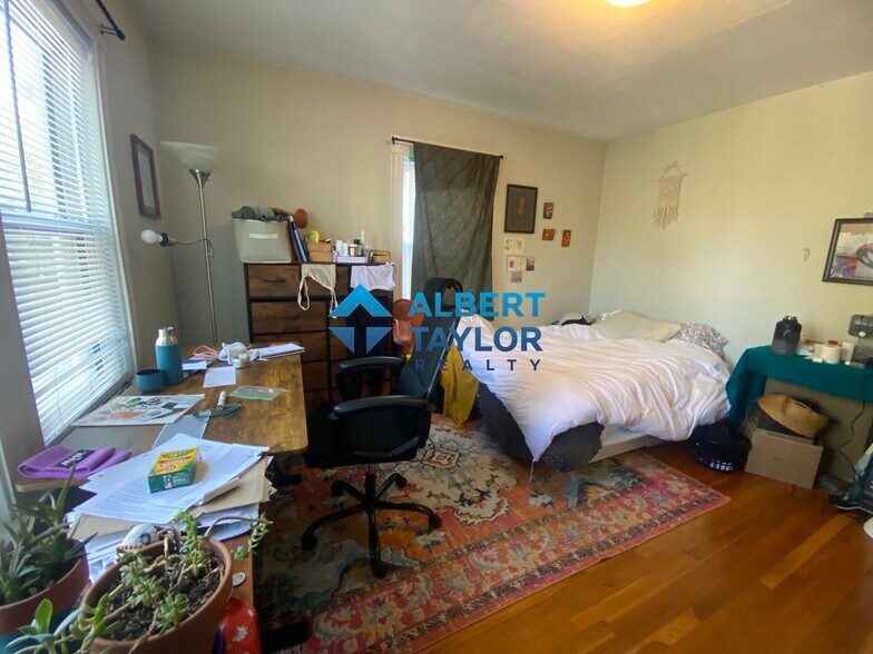 Building Photo - 94 Heath St