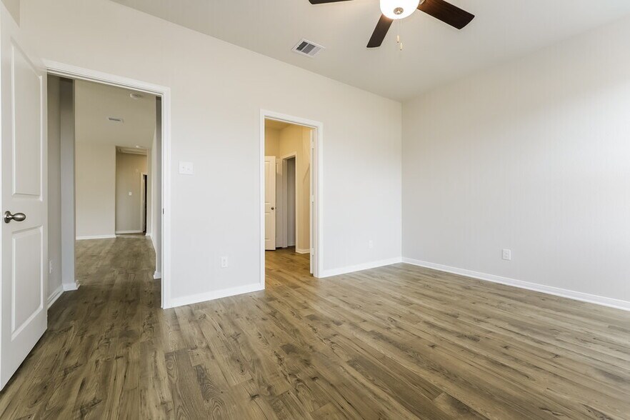 Building Photo - 15663 Plum Brk Dr
