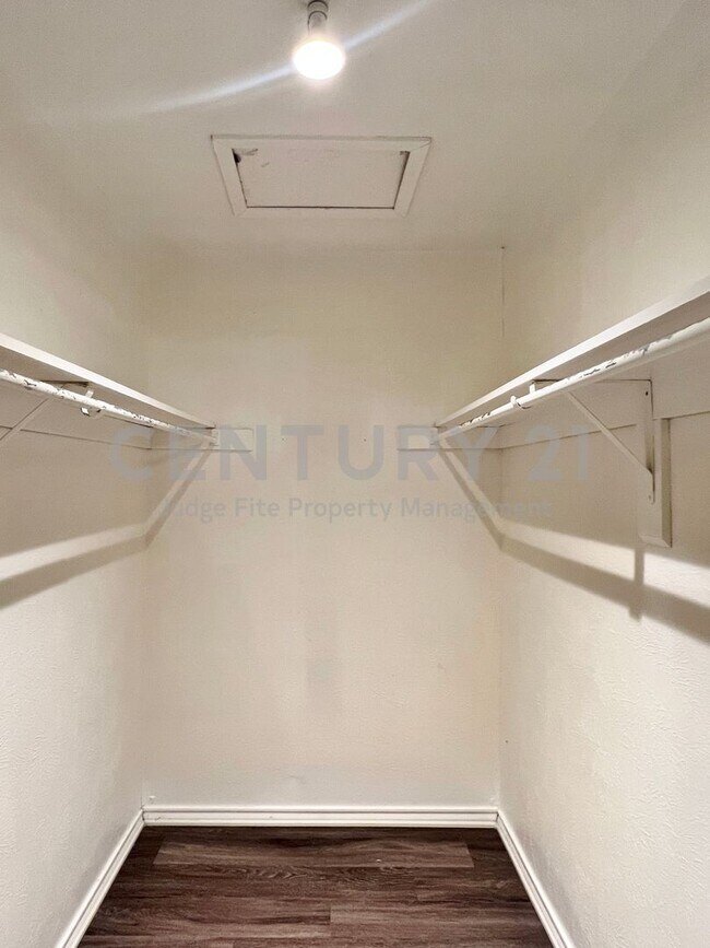 Building Photo - 1108 N Elm St