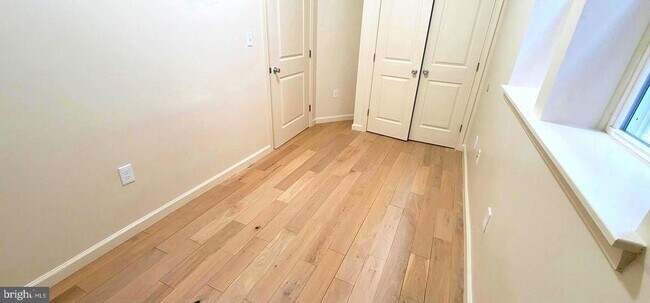 Building Photo - 1219 W Silver St