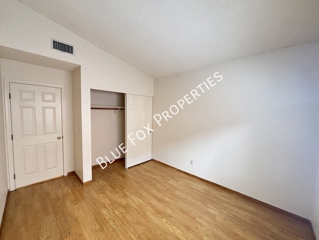 Building Photo - 9913 N Woodstone Trail