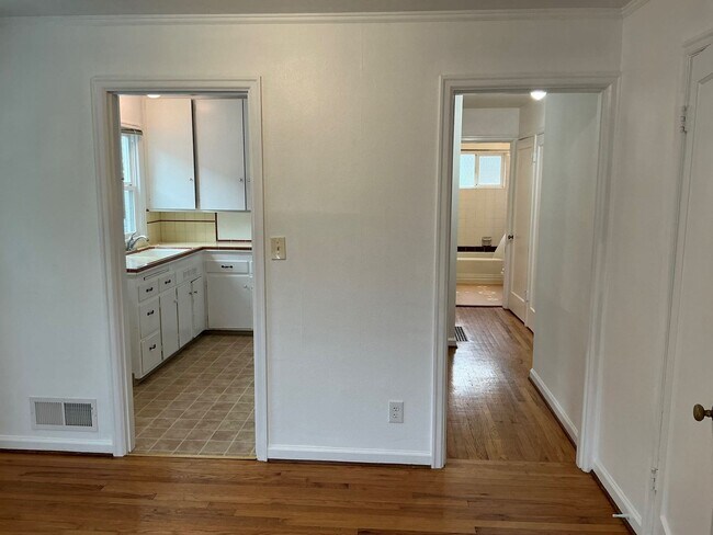 Building Photo - 1178000