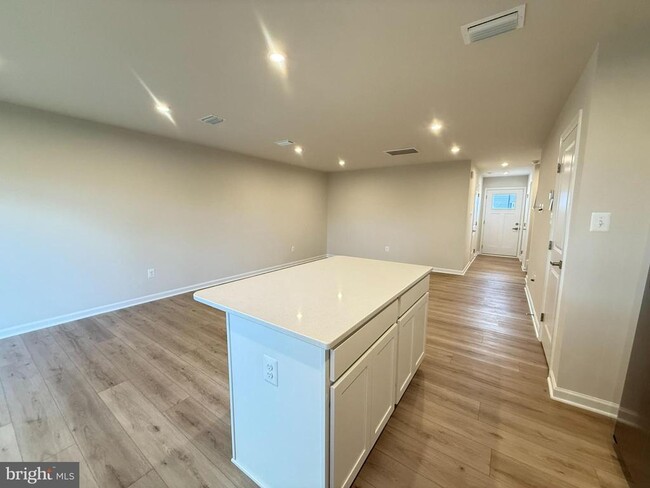 Building Photo - 647 Laurelwood Cir