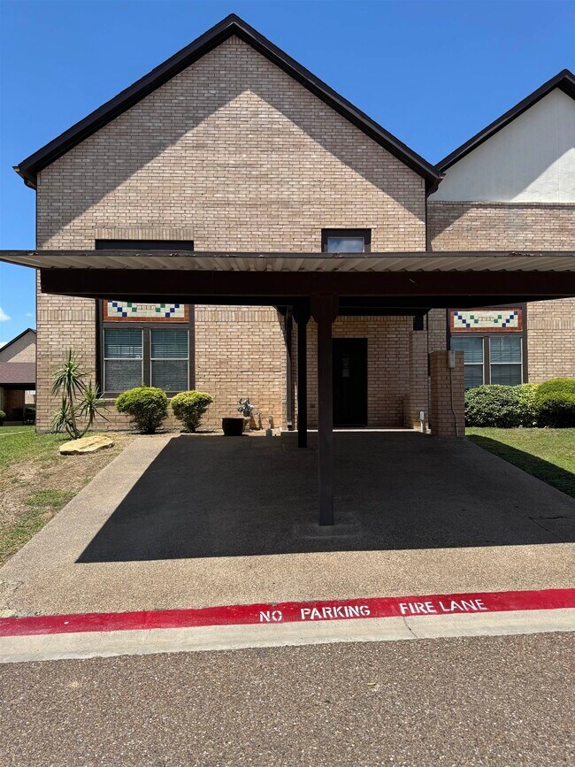 Building Photo - 2445 Monarch Dr